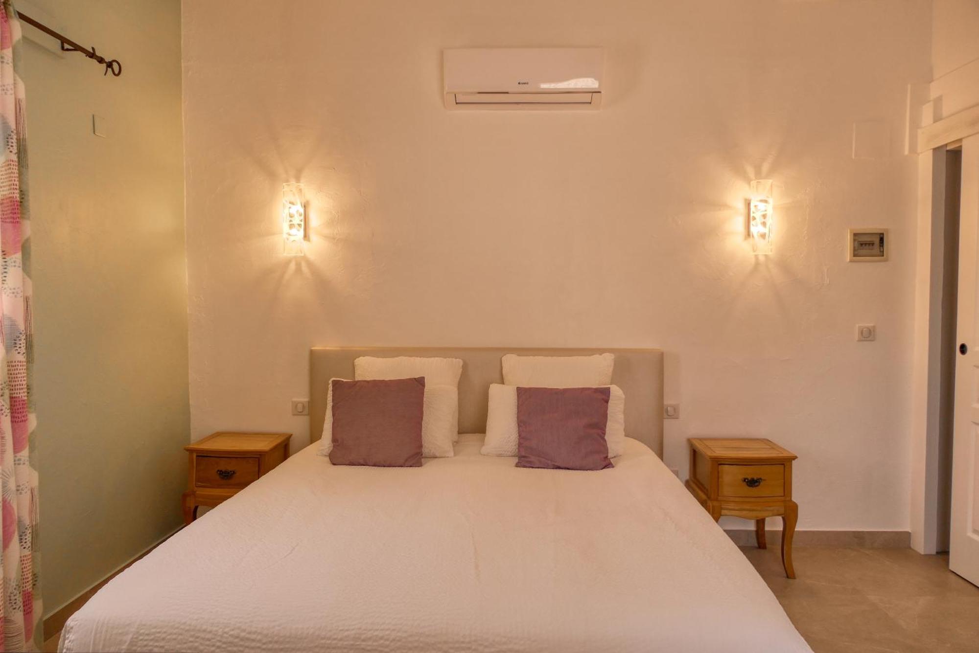 Le Hameau Fleur De Pierres , Chambre , Gite Et Table D'Hotes Murs  Exteriér fotografie